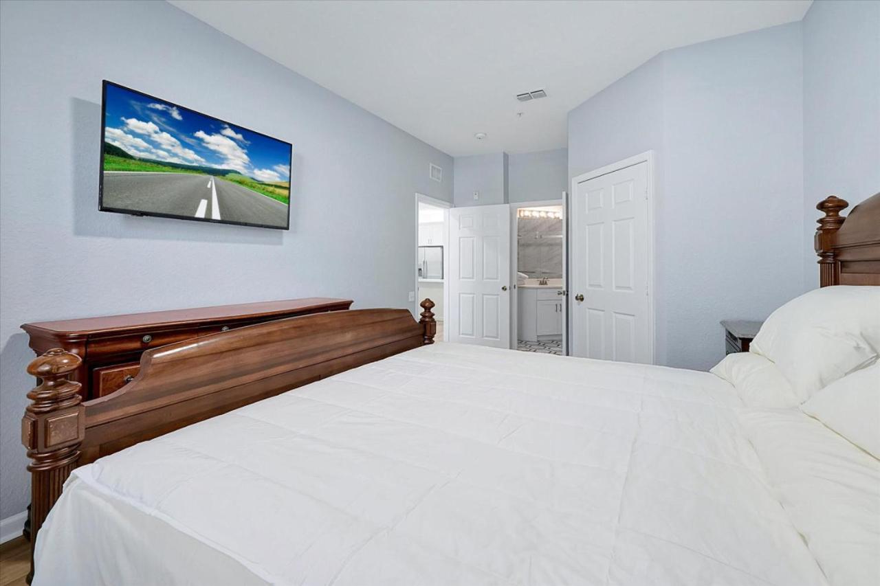 Windsor Hills Spacious Condo,pool,slides,by Holiday home