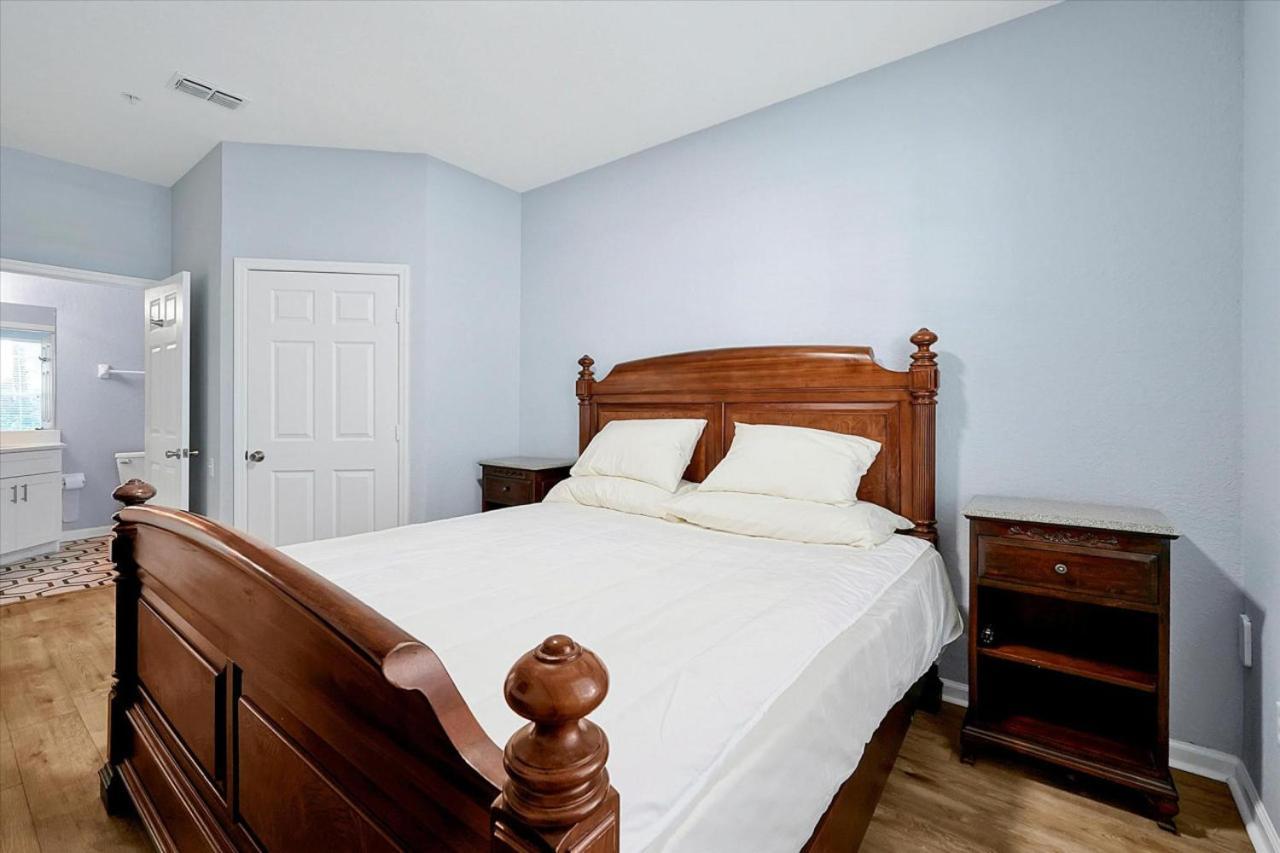 Windsor Hills Spacious Condo,pool,slides,by Holiday home *