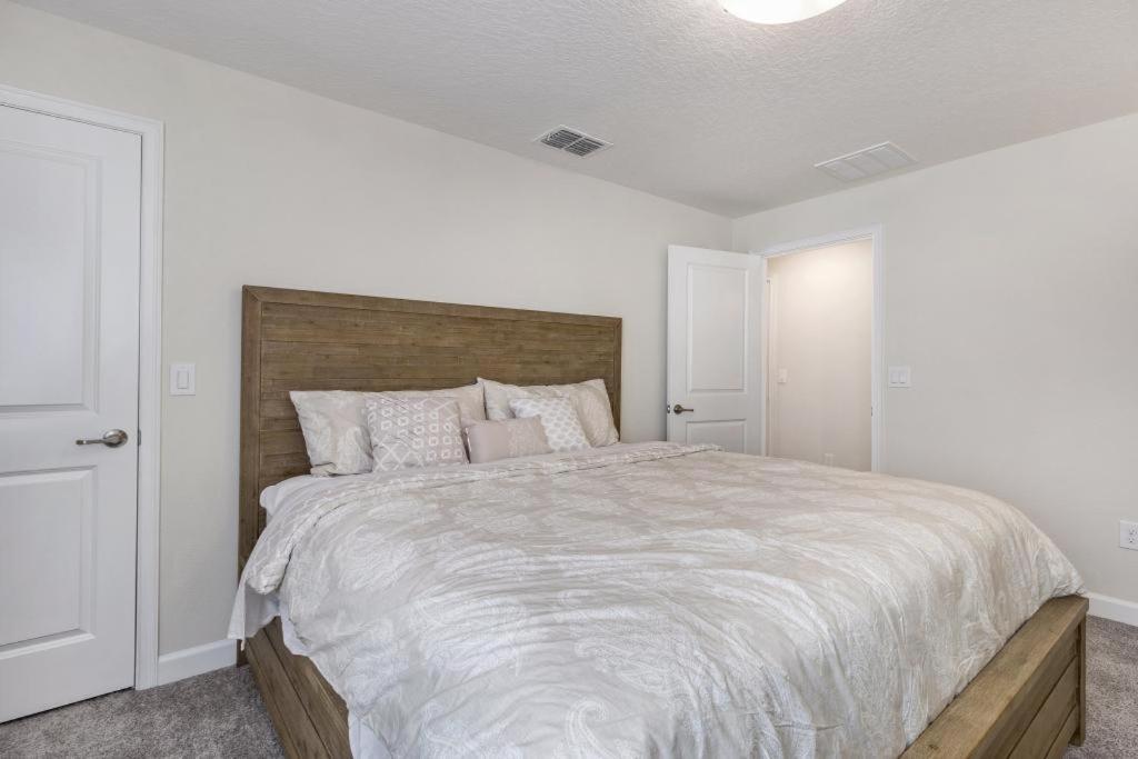 5 Bedrooms - 4 Bathrooms - Storey Lake4849 Rc Holiday home