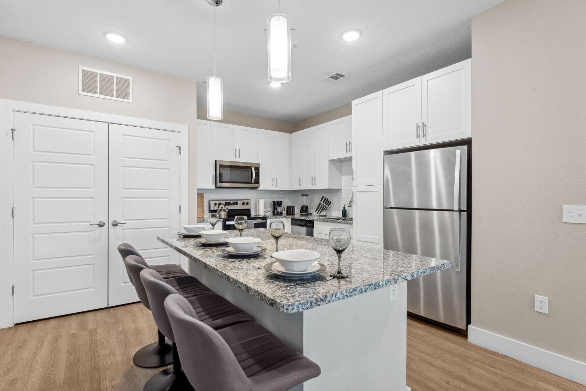 Apartment Private Full King-size Bed Haven, Pool, & Great Pool Orlando
