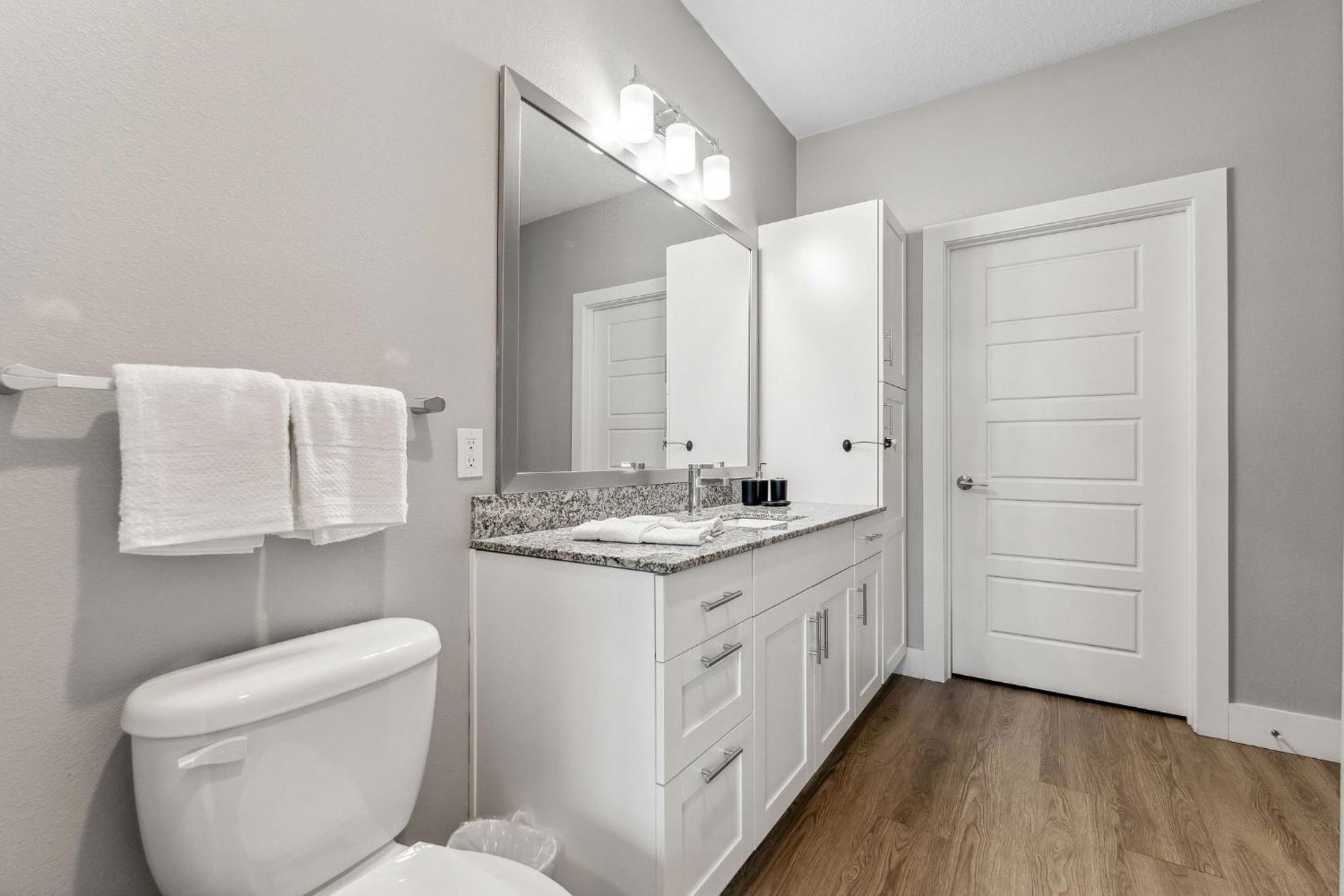 Private Full King-size Bed Haven, Pool, & Great Pool *