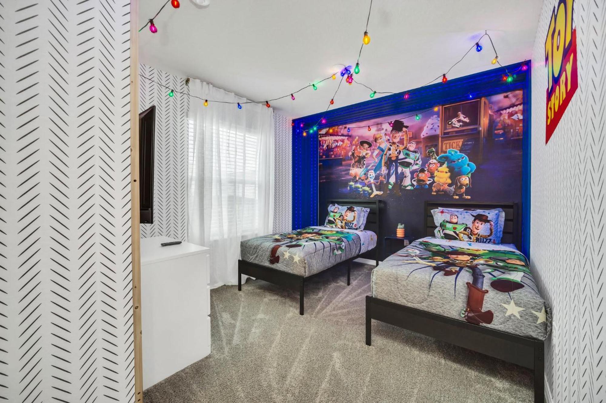 Chic 10br Retreat With Themed & Pool *