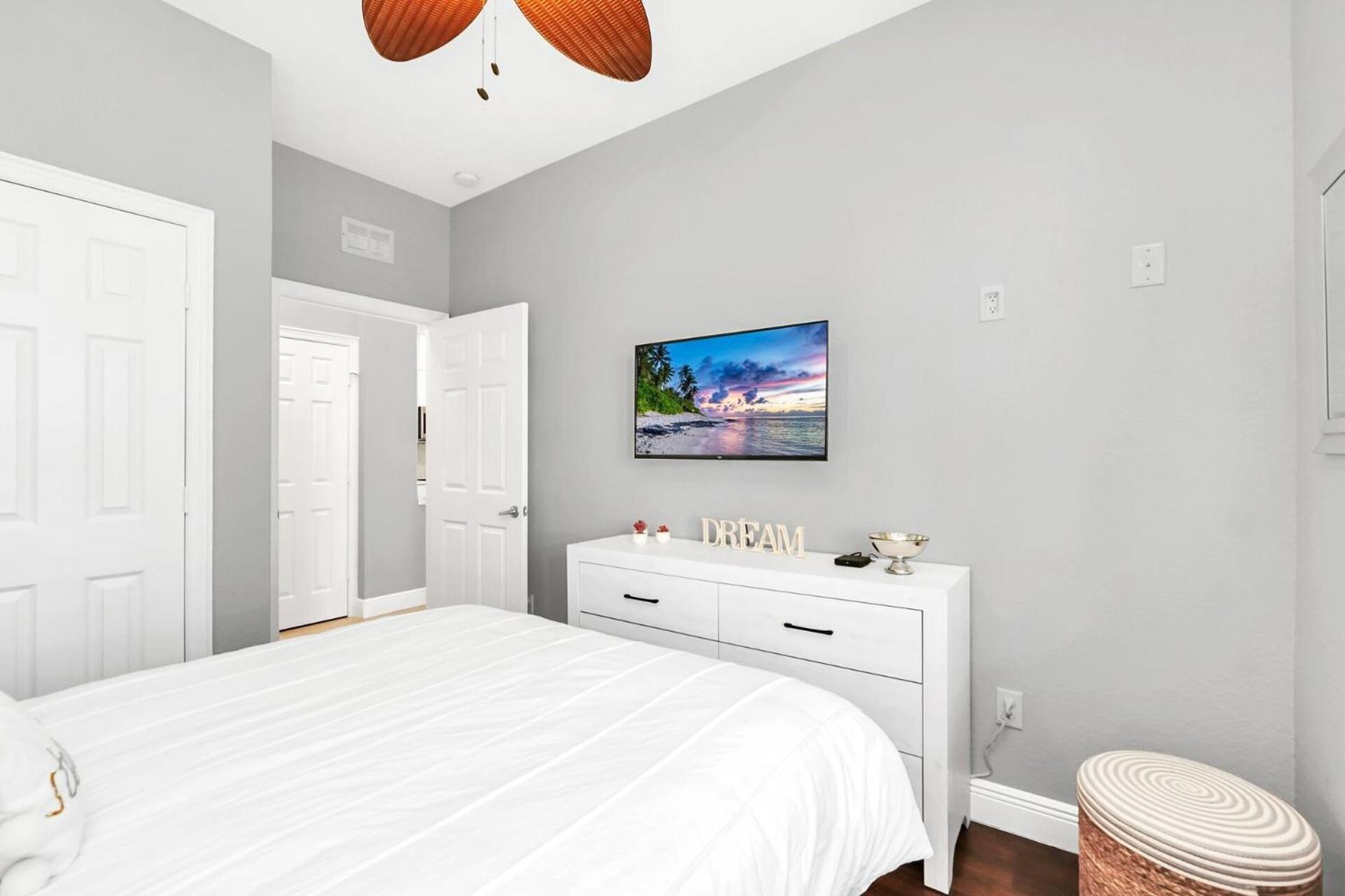 Serene 3 Bedroom Retreat In Orlando6494 Orlando