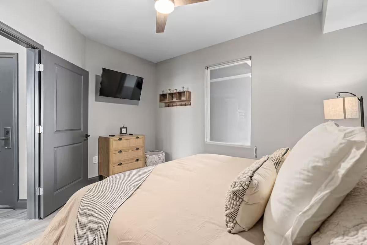 Luxury 1br Lakeview Near Disney! *