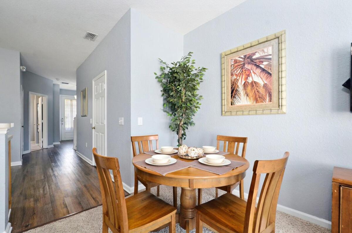Luxury 3-bdr House With Pool Next To