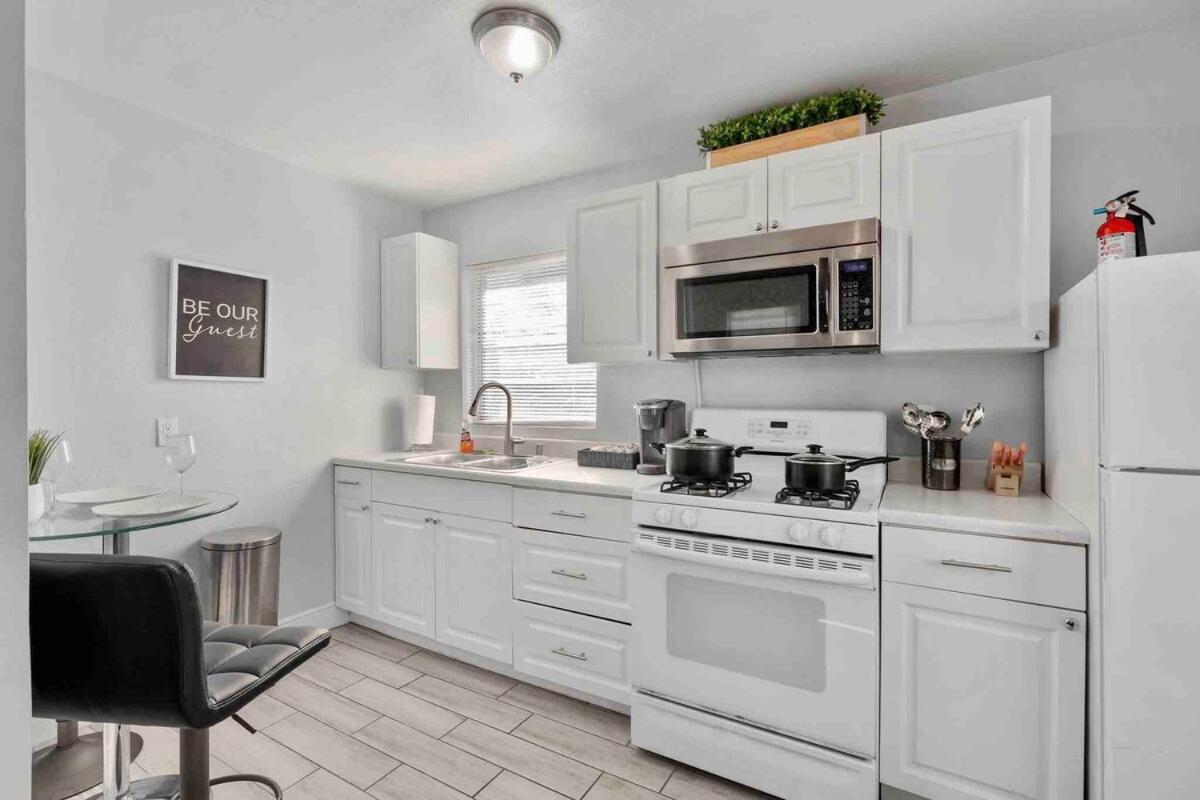 Cozy 15 Min Away From Mco Apartment
