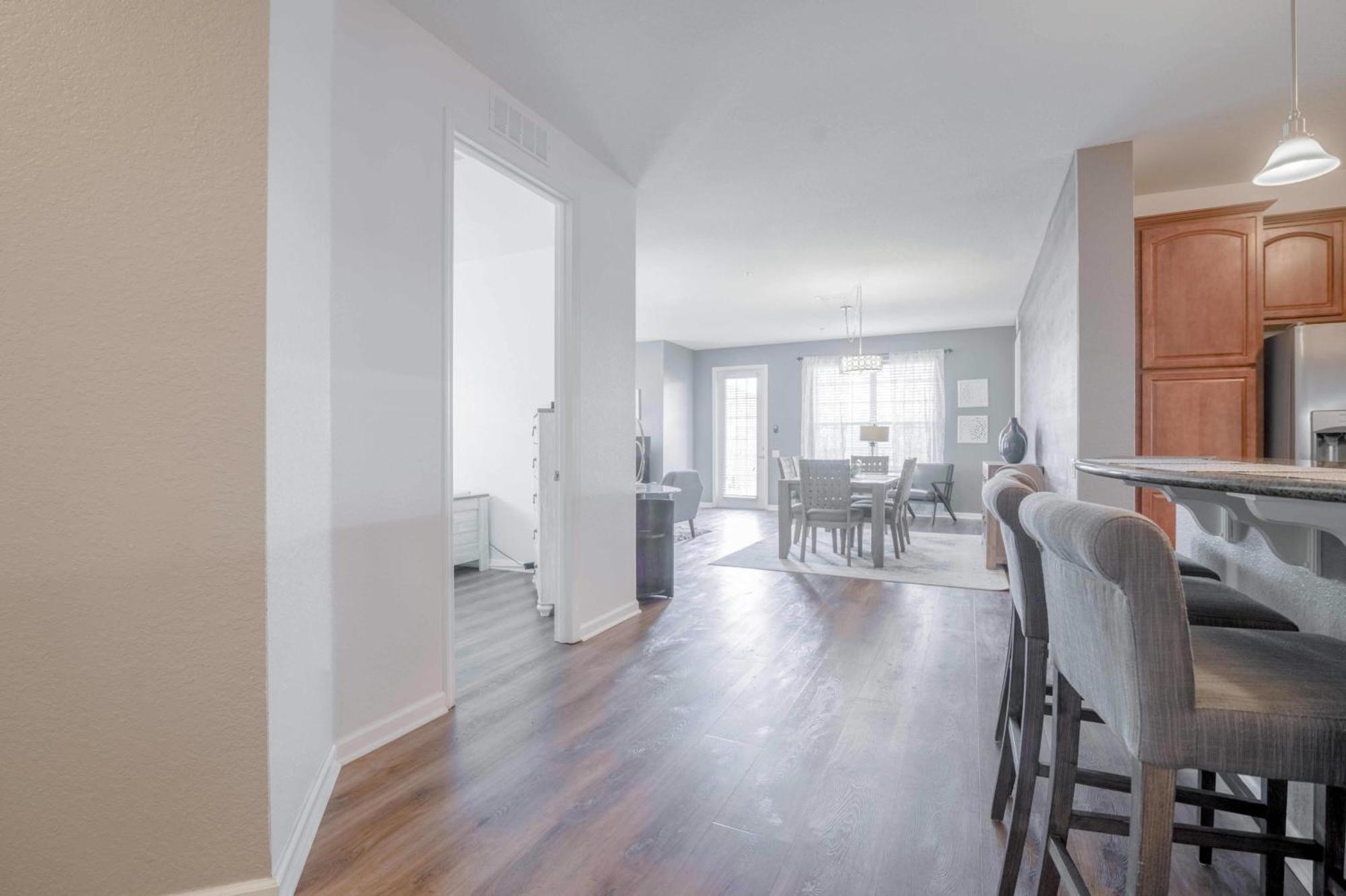 Stylish Vista Cay Luxury Electra Near Theme Parks, And Walk To The Convention Center Apartment *