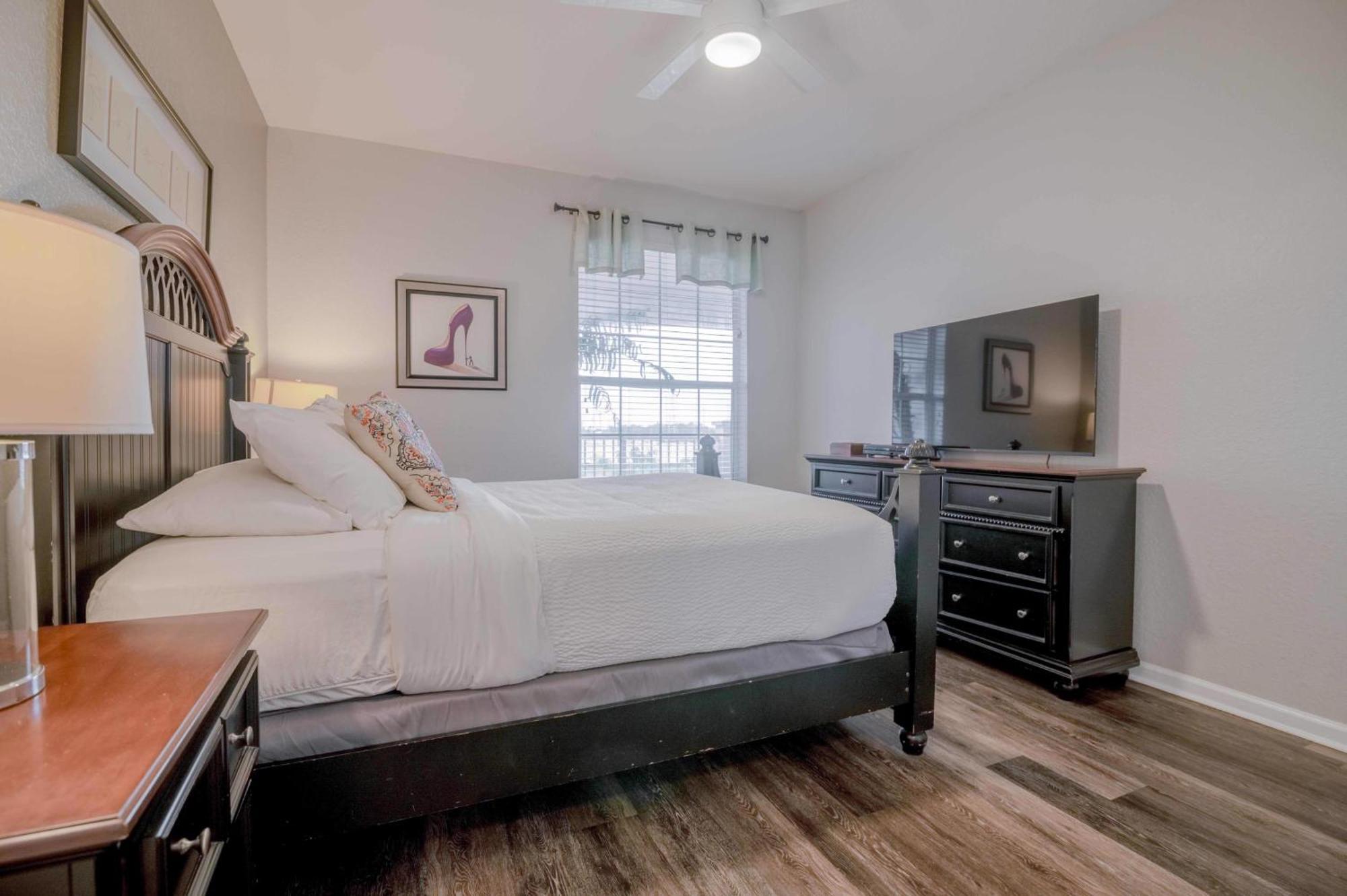 Stylish Vista Cay Lakeview Nirvana Near Theme Parks, And Walk To The Convention Center Apartment Orlando