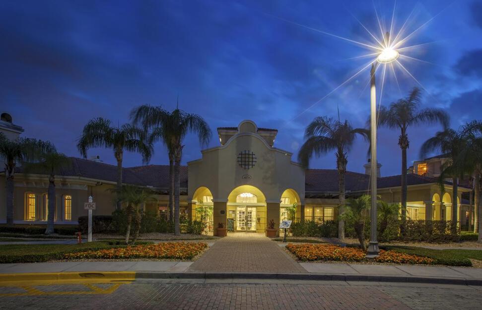 King-size Bed By Convention Center, Universal & Orlando