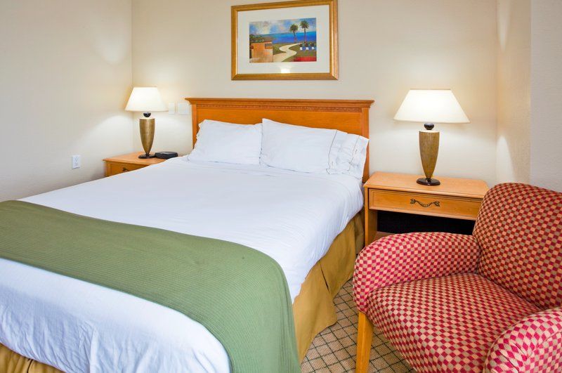 Express & - Nearest Universal By Ihg Hotel 3*