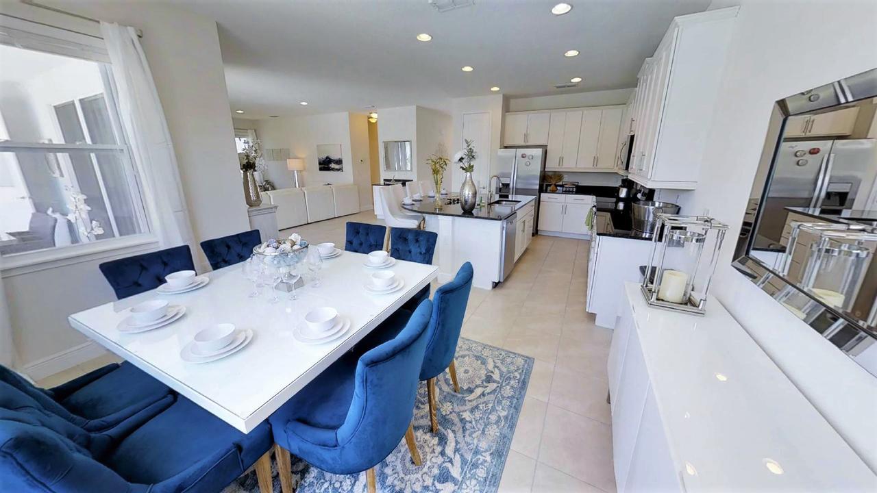 6 Bedroom Vacation With Pool Holiday home