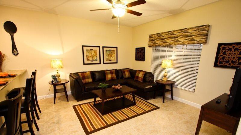 Beautiful 4 Bedroom 3 Bath Town In Paradise Palms *
