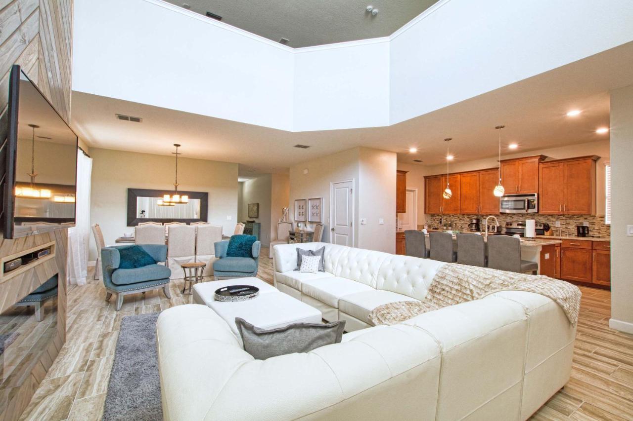 Storey Lake-5 Bedrooms W/pool-1650st