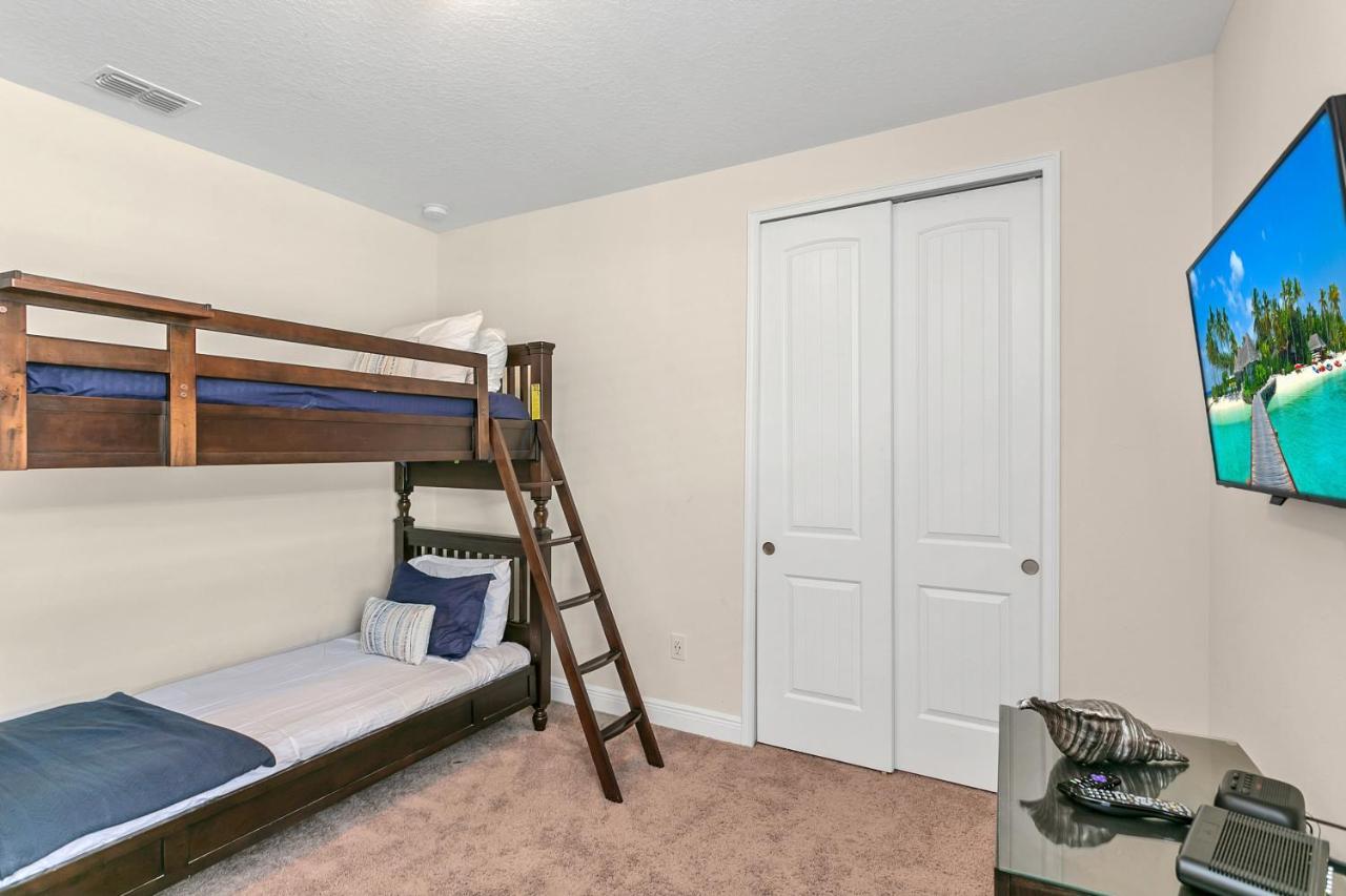 Holiday home 8 Bedroom Vacation With Pool